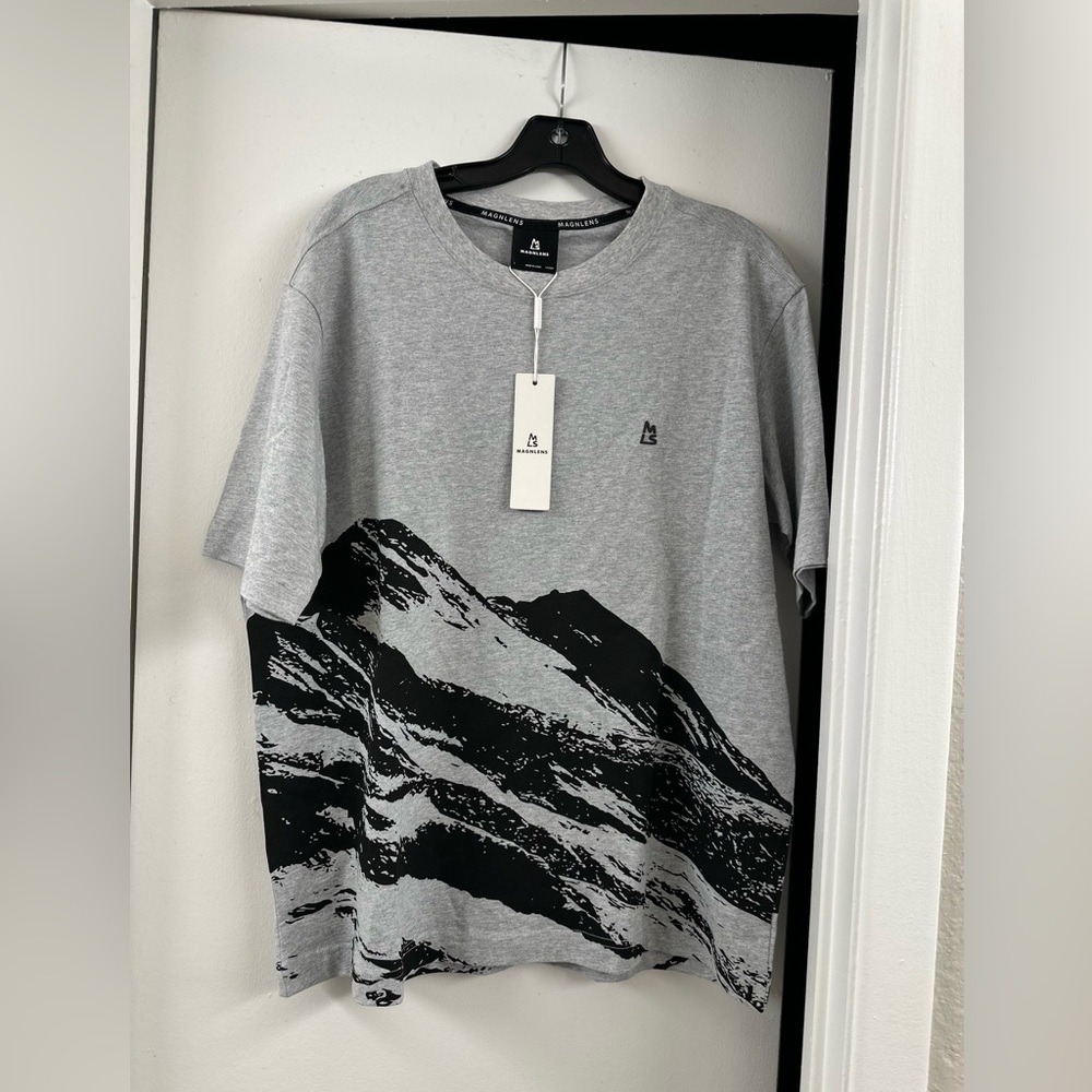 NWT $75 MAGNLENS Cotton Tee shirt Graphic Printed Grey Gray regular fit Small S